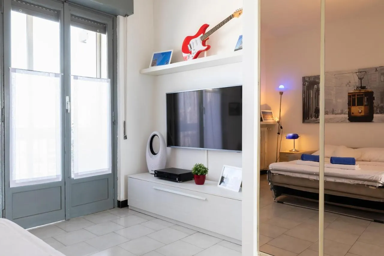 La Veranda - Bright Top Floor Apartment With Views Of The Madonnina Mediolan